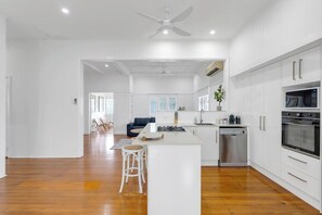 Private kitchen - Tropic Rise Steps to the Cairns Esplanade and Dining (Cairns North)