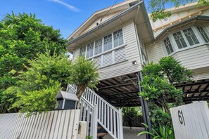 Exterior - Tropic Rise Steps to the Cairns Esplanade and Dining (Cairns North)