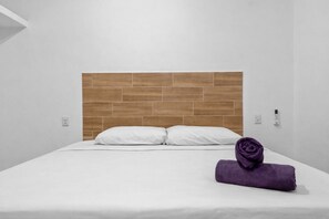 Habitación doble clásica, vista a la alberca | Ropa de cama hipoalergénica, edredón y muebles diferentes 