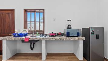 Habitación doble clásica, vista a la alberca | Cocina privada