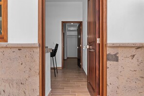 Habitación doble clásica, vista a la alberca | Ropa de cama hipoalergénica, edredón y muebles diferentes 