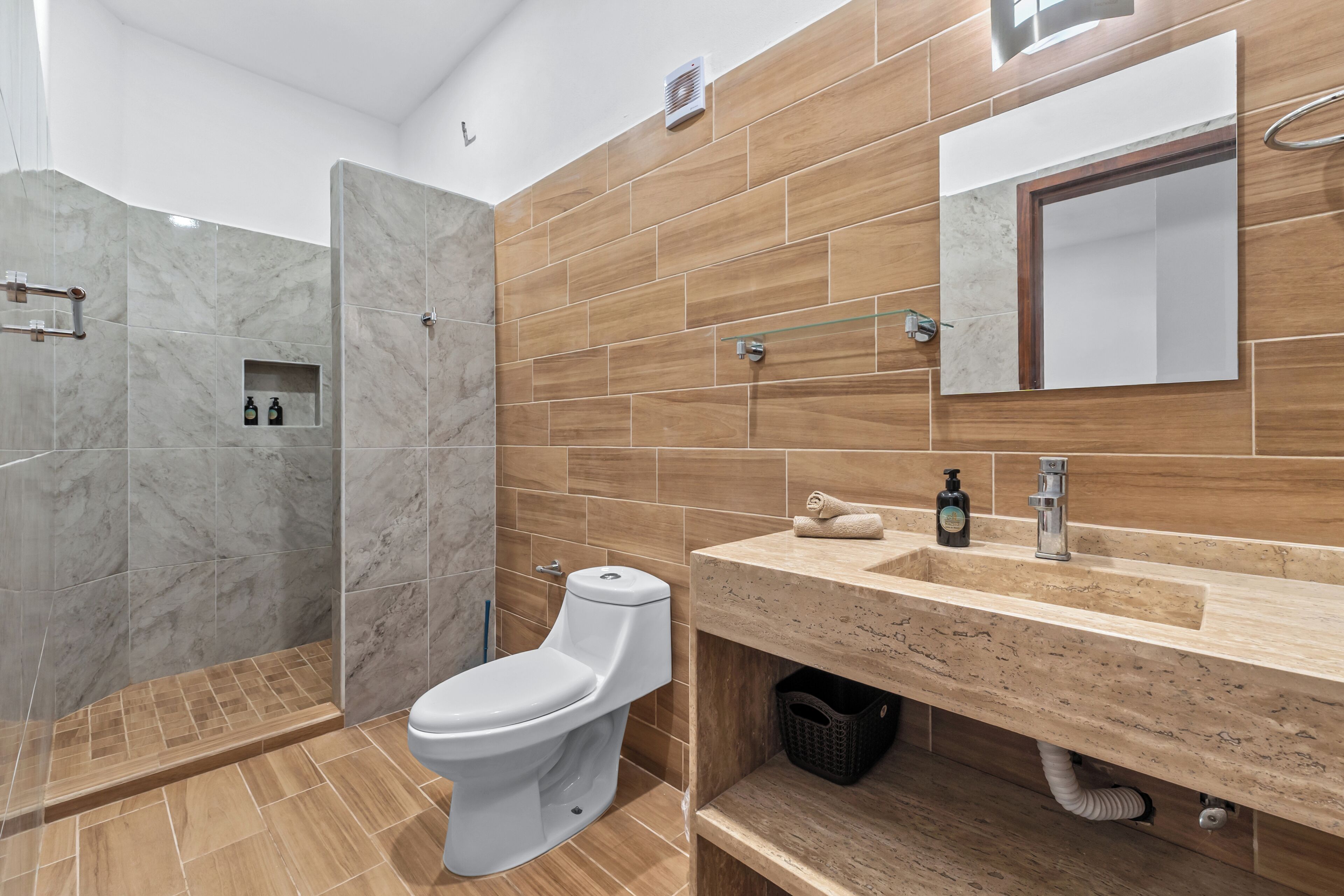 Chambre Double Classique, vue piscine | Salle de bain | Douche, sèche-cheveux, serviettes fournies, savon