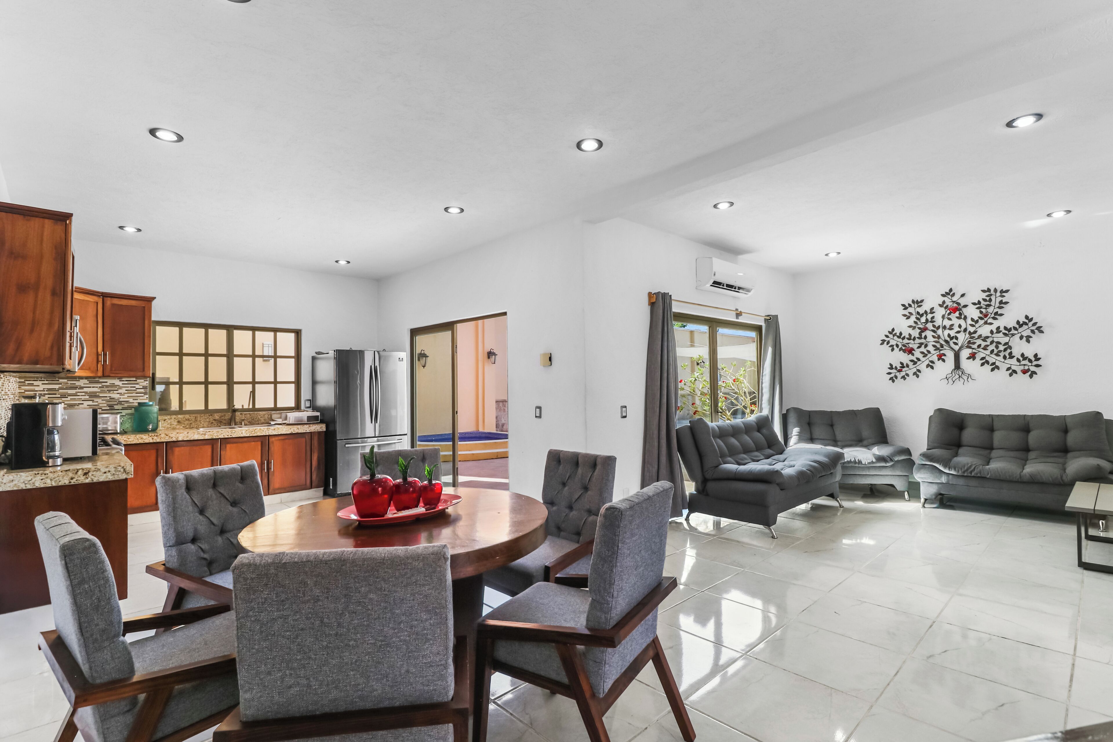 Grand-Villa | Essbereich im Zimmer