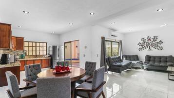 Grand-Villa | Essbereich im Zimmer