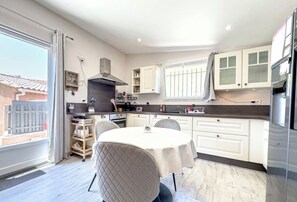 Private kitchen - Single-storey house with swimming pool. (Caumont-sur-Durance)