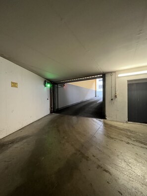Property grounds - Modern 3 room apartment | subway fair | parking lot (Fürth)