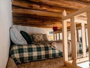 WiFi, bed sheets - House Kipos: Where your cell phone battery lasts longer than your worries (Malonas)