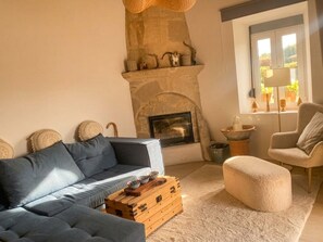Living area - House Kipos: Where your cell phone battery lasts longer than your worries (Malonas)
