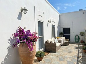 Terrace/patio - House Kipos: Where your cell phone battery lasts longer than your worries (Malonas)
