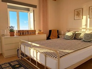 WiFi, bed sheets - House Kipos: Where your cell phone battery lasts longer than your worries (Malonas)