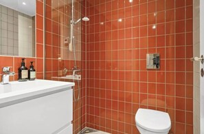 Bathroom - Modern Studio • Central Aarhus • 10 Min Walk to City Center (Aarhus)