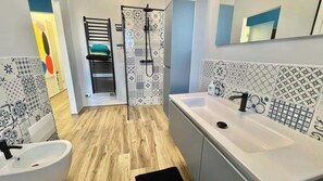 Shower, hair dryer, bidet, soap - Novo apartment Island (Milano)