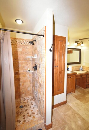 Towels, soap, toilet paper - Spacious 5-bedroom country house in beautiful Alba with AC on lake Fork (Alba)