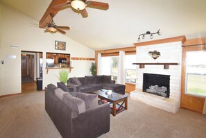 Living area - Spacious 4-bedroom country house in beautiful Alba with AC on lake Fork (Alba)