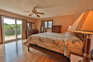 Room - Escape from the stresses of city life and come visit Wildhaven's Country Manor! (Stitzer)