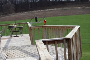 Outdoor dining - Escape from the stresses of city life and come visit Wildhaven's Country Manor! (Stitzer)