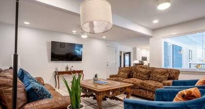 Sleeps 8: Family/ Pet Friendly/ Pool/ Ping Pong