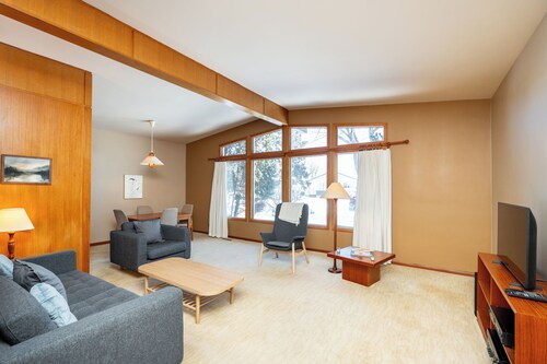 Comfortable Fort Garry Home | 3 Bed | 2 Bath |