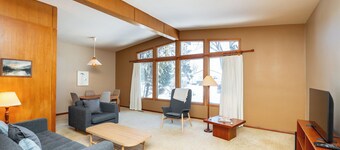 Comfortable Fort Garry Home | 3 Bed | 2 Bath |