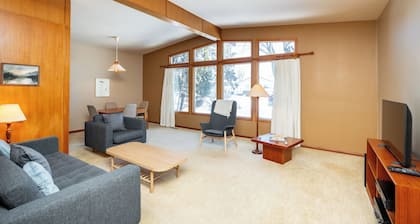 Comfortable Fort Garry Home | 3 Bed | 2 Bath |