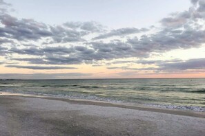 A beach with a clear sky and calm sea. - Near Beaches & IMG Academy, Mins to Downtown (Bradenton)