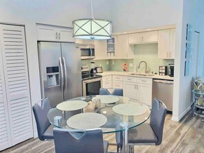 Fridge, microwave, oven, stovetop - Near Beaches & IMG Academy, Mins to Downtown (Bradenton)