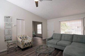 TV, table football - Near Beaches & IMG Academy, Mins to Downtown (Bradenton)