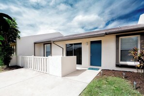 A modern building with a flat roof, a blue door, and a white fence. - Near Beaches & IMG Academy, Mins to Downtown (Bradenton)