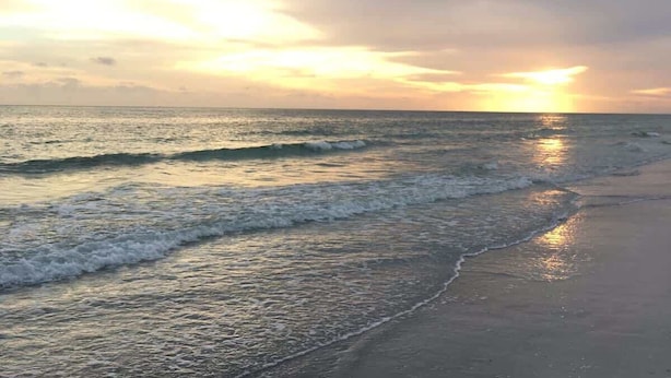 A beach with waves and a sunset. - Near Beaches & IMG Academy, Mins to Downtown (Bradenton)