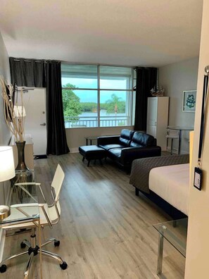 1 bedroom, iron/ironing board, WiFi, bed sheets - Resort Condo, Private Beach, Balcony w/Water Views (Ruskin)