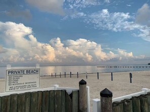 Beach - Resort Condo, Private Beach, Balcony w/Water Views (Ruskin)