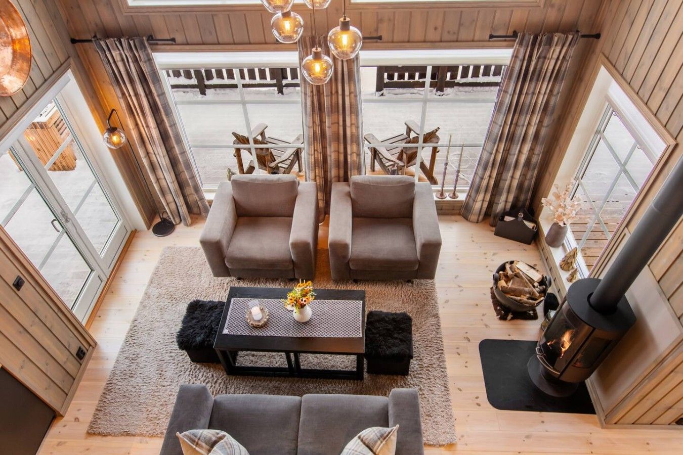 Un salon chaleureux avec deux canapés, une table basse et une cheminée.