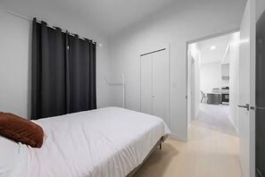 Iron/ironing board, free WiFi, bed sheets - Brand New 2BR / Prime West Van Stay (West Vancouver)