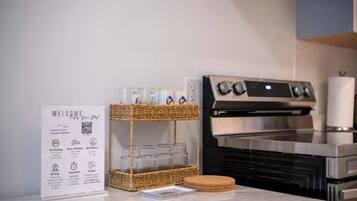 Frigorifero, microonde, forno, piano cottura