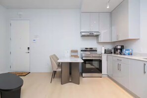 Fridge, microwave, oven, stovetop - Brand New 2BR / Prime West Van Stay (West Vancouver)