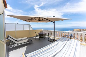 Outdoor dining - Modern 2BR Duplex · Ocean Views · Terrace · Pool (Callao Salvaje)