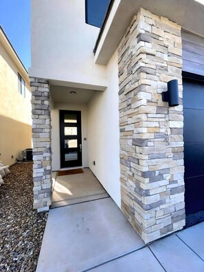 Exterior detail - Monthly Rental W/ Private Gym! (Washington)