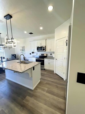 Fridge, microwave, oven, stovetop - Monthly Rental W/ Private Gym! (Washington)