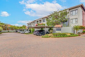Exterior - Stylish Fourways Suite | Backup Power | Pool | 12mins to Sandton (Sandton)