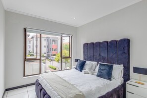 1 bedroom, iron/ironing board, free WiFi, bed sheets - Stylish Fourways Suite | Backup Power | Pool | 12mins to Sandton (Sandton)