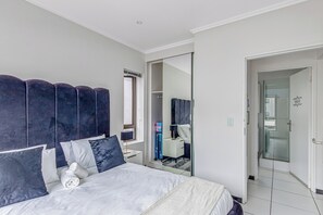 1 bedroom, iron/ironing board, free WiFi, bed sheets - Stylish Fourways Suite | Backup Power | Pool | 12mins to Sandton (Sandton)