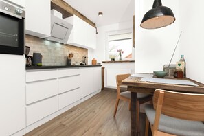 Oven, stovetop, dishwasher - Driftwood and modern - apartment for 2 pers. with south-facing terrace, 3 min. from Juister beach (Juist)