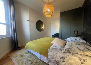 Room - A BLEND OF CLASSIC PARISIAN CHARM, MODERN COMFORT AT RUE DE VAUGIRARD (Paris)