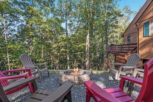 Large house only minutes from lake with great hikes & a hot tub!