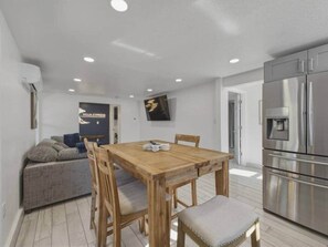 Dining - Minutes to AMI • Fire Pit + Outdoor Movies (Bradenton)