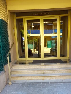 A building entrance with a glass door labeled 'L'AUSTERLITZ B2'. - Golfe Juan charmant appartement garage proche mer (Vallauris)