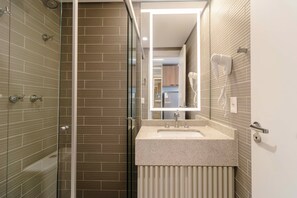 Appartement Confort | Salle de bain | Douche, séchoir à cheveux, serviettes fournies, savon