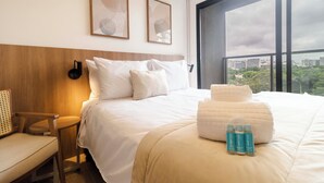 Leilighet – comfort | Minibar, skrivebord for bærbar PC, blendingsgardiner og lydisolert