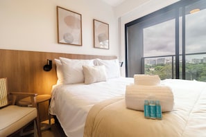 Minibar, espacio para trabajar con laptop y cortinas blackout