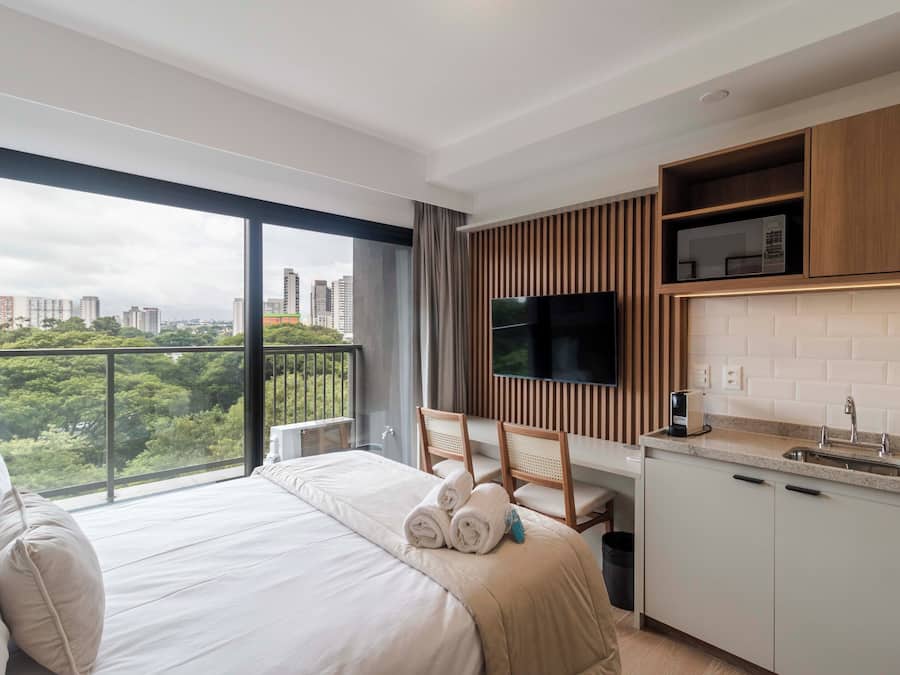 Minibar, espacio para trabajar con laptop y cortinas blackout